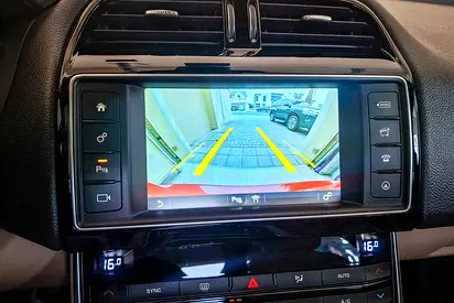 صورة 13 لـ 2016 Jaguar XE