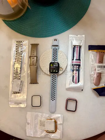 Apple Watch SE cellular + GPS with Multiple Replacement Bands and Cases (used)