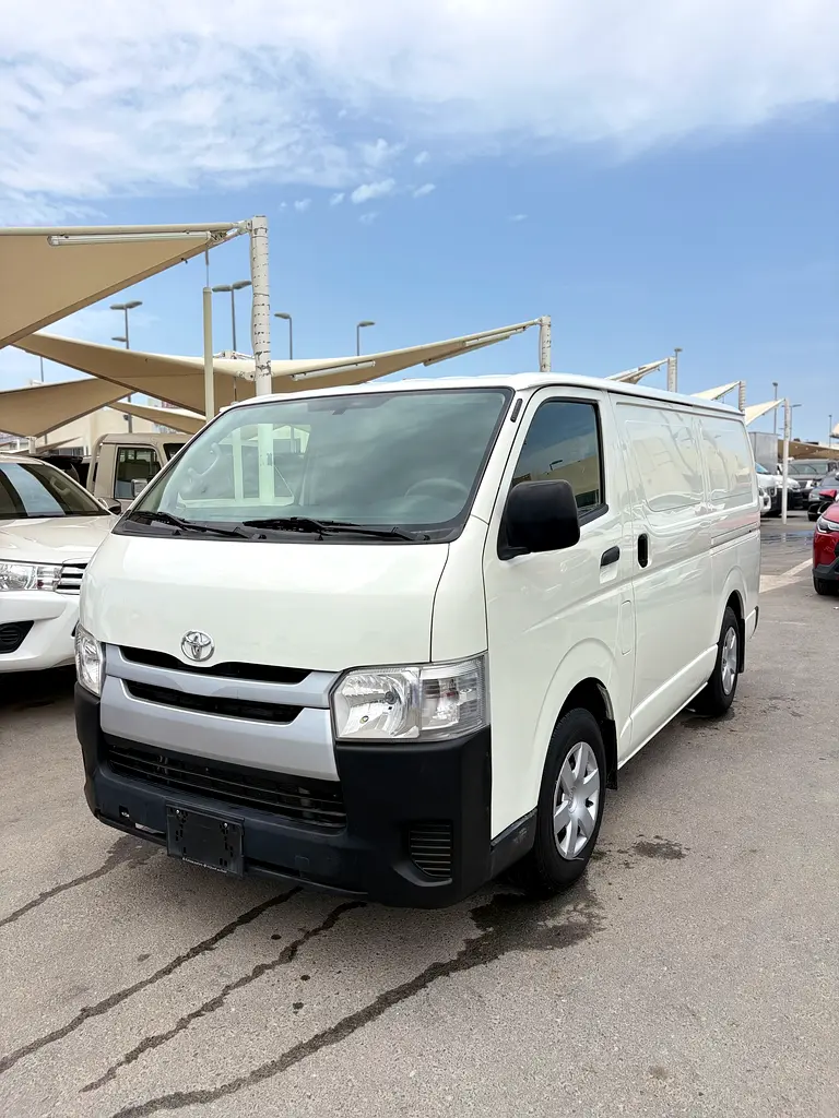 Toyota Hiace 2017 — photo 1 of 17