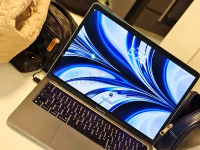 MacBook Pro 13 inch (Space Gray) 8gb ram 256gb mint Condition camera doesnt work