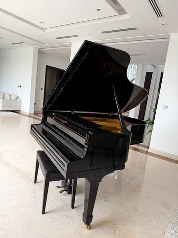 Black Grand Piano in Good Condition - Yamaha G3