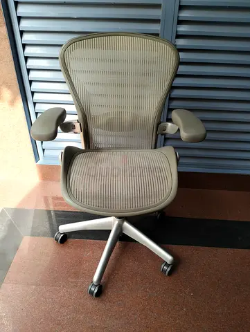 Selling for Herman Miller Areon chair size B size and C full loaded