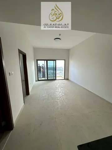 For annual rent in Ajman – Al Amerah (Emirates City), a brand-new 1-bedroom apartment (first tenant) in Garden Residence. The apartment features a com
