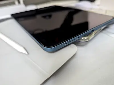 Apple iPad AIR 5 (M1) - Mint condition, blue with box and accessories