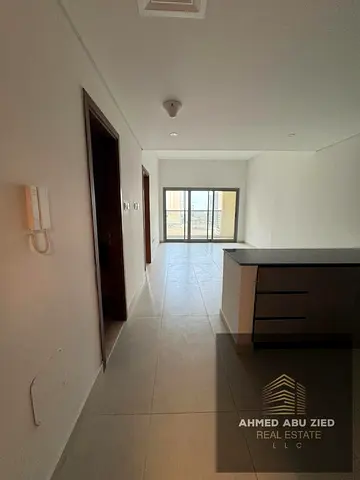 Beautiful elegant first-tenant apartment with wardrobes, pool, master bedroom with wardrobes, spaci