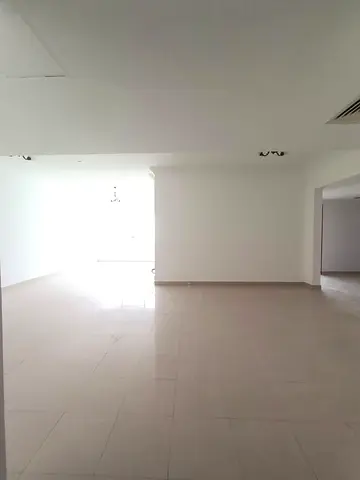 شقة ثلاث غرف وصالة ببلكونة اطلالة بحيرة - للإيجار 📍 بالتعاون - الشارقة 🏡 🛏️ ثلاث غرف (ماستر) + 🛋️ صالة كبيرة + 🌅 بلكونة اطلالة بحيرة🏖️ + 🚿 3 حم
