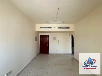 غرفة وصالة للايجار السنوى - منطقة الرولة - مساحة واسعه - تكييف  وغاز مركزى - موقع استراتيجى خدمى وتجارى - الصيانة مجانية على مدار الثلاث سنوات