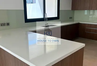 Move In Ready | 4BR 4E TH | Prime Location