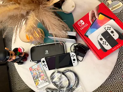 Nintendo Switch OLED w/White Joy-Con