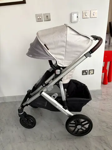 Upababy Vista V2 stroller- detachable seat and bassinet included— very good condition