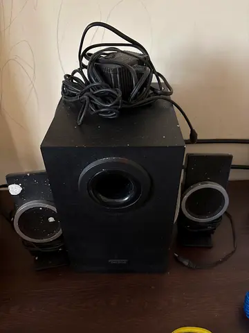 Creative subwoofer with 2 speakers