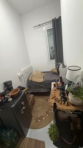 Spacious window partition for lady 3-4 mins walk from MOE