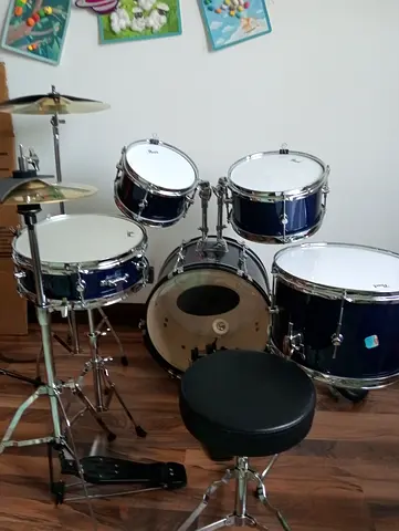 5-piece junior drum kit with cymbals and throne — excellent working condition