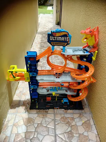 Hot Wheels Ultimate Garage playset with dragon launcher — good used condition