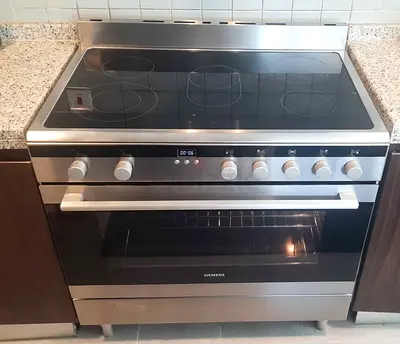 Siemens freestanding electric cooker with a glass-ceramic cooktop