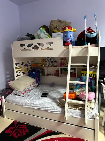 Kids’ bedroom set in good condition due to travel