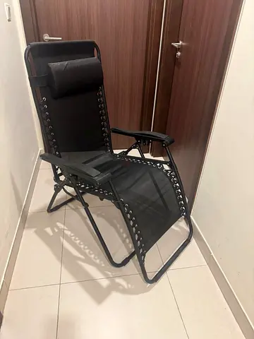 2 Beach or camping chairs