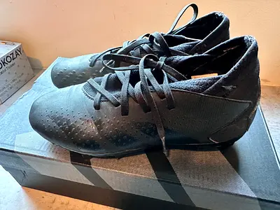 Adidas Predator Kids football boots size EU35