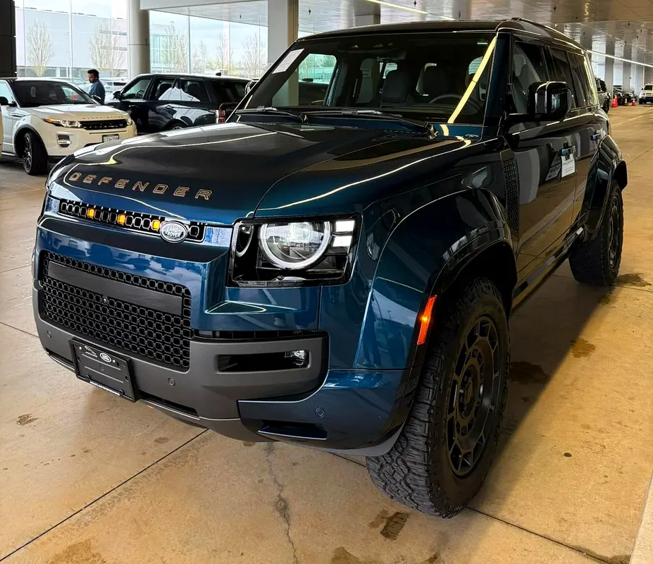 Land Rover Defender 2026 — photo 1 of 10