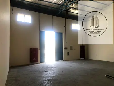 متاح مستودع بمساحة 1600 قدم كهرباء 20 كيلوات السعر 65,000 درهم