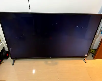 LG 75” Smart TV (75UN8080PVA) – Screen Cracked – Turns On