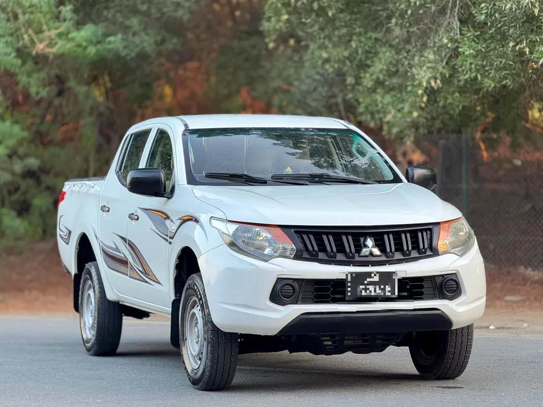 Mitsubishi L200 2016 — photo 1 of 9