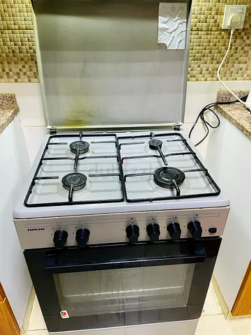 Nikai 4 Burner cooking range for sale. Like new