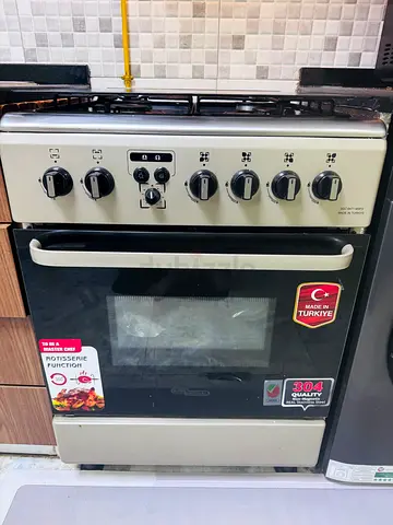 New 4-Burner Gas Hob with Glass Lid - Good Working Condition