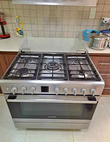 Bosch Series 6 stainless steel freestanding gas cooker with 5 burners.