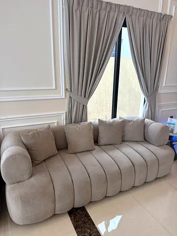 Light beige curved 5- seater plush sofa in excellent condition 3+1+1