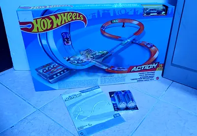 NEW! Hotwheels Actiona Figure 8 Raceway Playset