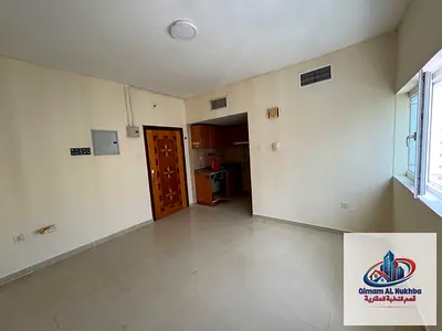 استوديو للإيجار في البوطينة الشارقة بسعر مناسب وموقع مميز قريب من الخدمات سكن عملي ومريح مع 4 أو 5 دفعات وتأمين مؤجل