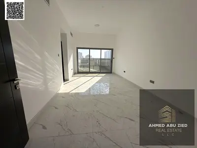 Brand new luxury master-bedroom apartment with a very spacious living room, equipped kitchen, and 2 bathrooms. Close to services and transport. Full m