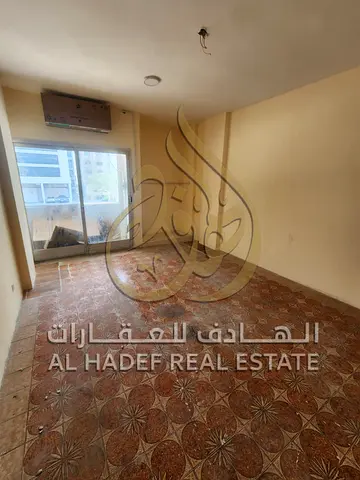 شقة غرفة وصالة للإيجار في المجاز 2 بمساحة مميزة مع بلكونة وتكييف سبليت جديد مناسبة للعزاب والعائلات موقع حيوي قريب من حديقة المجاز وسيتي سنتر مع إمكان