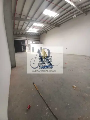 **🔥 فرصة تأجير ممتازة - مستودع في أم القيوين 🔥**  🏭 **تفاصيل المستودع:**  * المساحة: **6000 قدم مربع**  * تصميم مناسب للإضاءة التجارية أو الصناعية