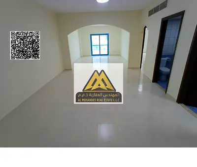 شقة غرفة ماستر في الرميلة 1 عجمان، مساحة كبيرة جدًا، بلكونة، تكييف مركزي. 33,000 درهم سنويًا، 4 دفعات، دقائق من الكورنيش.