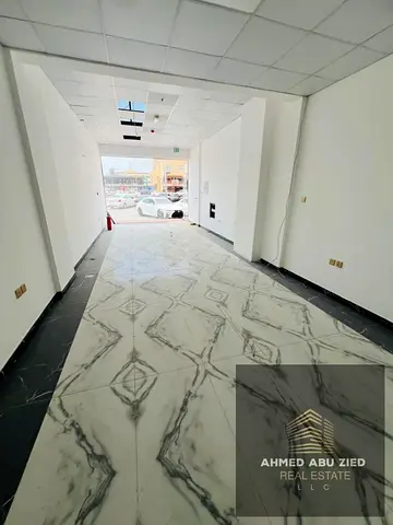 للإيجار السنوي - المويهات 2، عجمان | محل تجاري واسع على الطريق الرئيسي | 400 قدم، شهر مجاني، متاح لجميع الأنشطة | 55,000 درهم - 4 أو 6 دفعات | اتصل ا