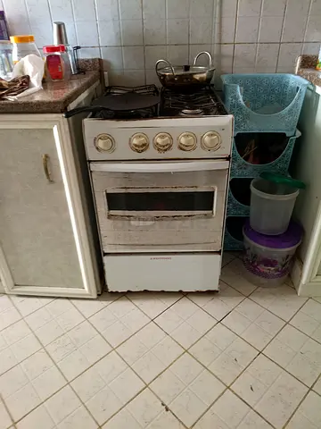 Used freestanding gas stove with oven - working condition
