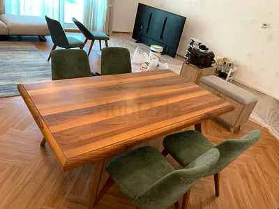 Daning table selling 4 chairs