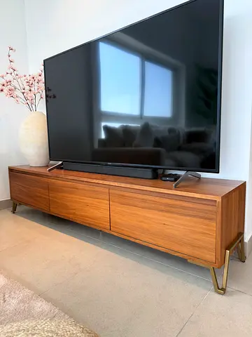 Oak wood unit with 3 storage drawers.