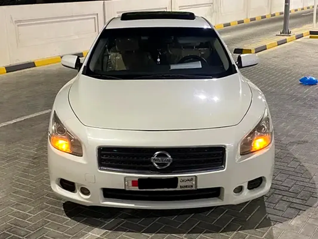 Nissan Maxima 2011 — photo 1 of 3