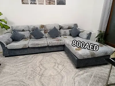 للبيع المستعجل بداعي السفر طقم صالون, طاولة و مقعد سرير مع سجادة هدية و عدد ٢ غطاء فقط ١٥٠٠درهم