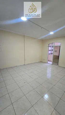 فرصة مميزة للإيجار في عجمان، شقة غرفة وصالة بمساحة كبيرة جدًا تناسب الأفراد أو العائلات الصغيرة الباحثين عن الراحة والسعر المناسب. الشقة تتكون من غرفة