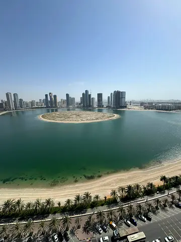 3 غرف وصالة تكييف مجاني باركينج مجاني جيم ومسبح مجاني غرفة خادمة للإيجار السنوي الخان إطلالة على بحيرة الممزرخزائن حائط اطلالة بحرية كاملة