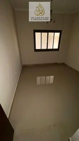 3 غرف وصاله مع 5 حمام مع خزائن بالحائط مع بلكونه  تأني ساكن مع باركن وغرفه خادمه وشهر مجاني  شارع الاتحاد بجوار فندق العين مساحات كبيرة ومميزة الاسعار