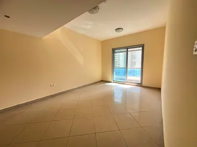 تكييف مجاني غرفتين وصالة مع خزائن في الحائط مع اطلالة مدينة  في التعاون