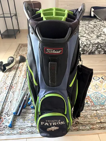Titleist golf bag with clubs - used set