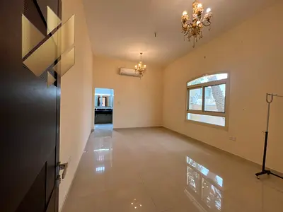 فيلا للإيجار في الغافيه الشارقة على شارع رئيسي