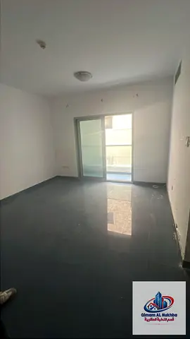 شقة ثلاث غرف و صالة للايجار السنوى - منطقة القليعة  - صف اول كورنيش - موقع مميز جدا تجارى و خدمى - تشطيب اول ساكن - باركن فرى -كاميرات مراقبة بالبناية