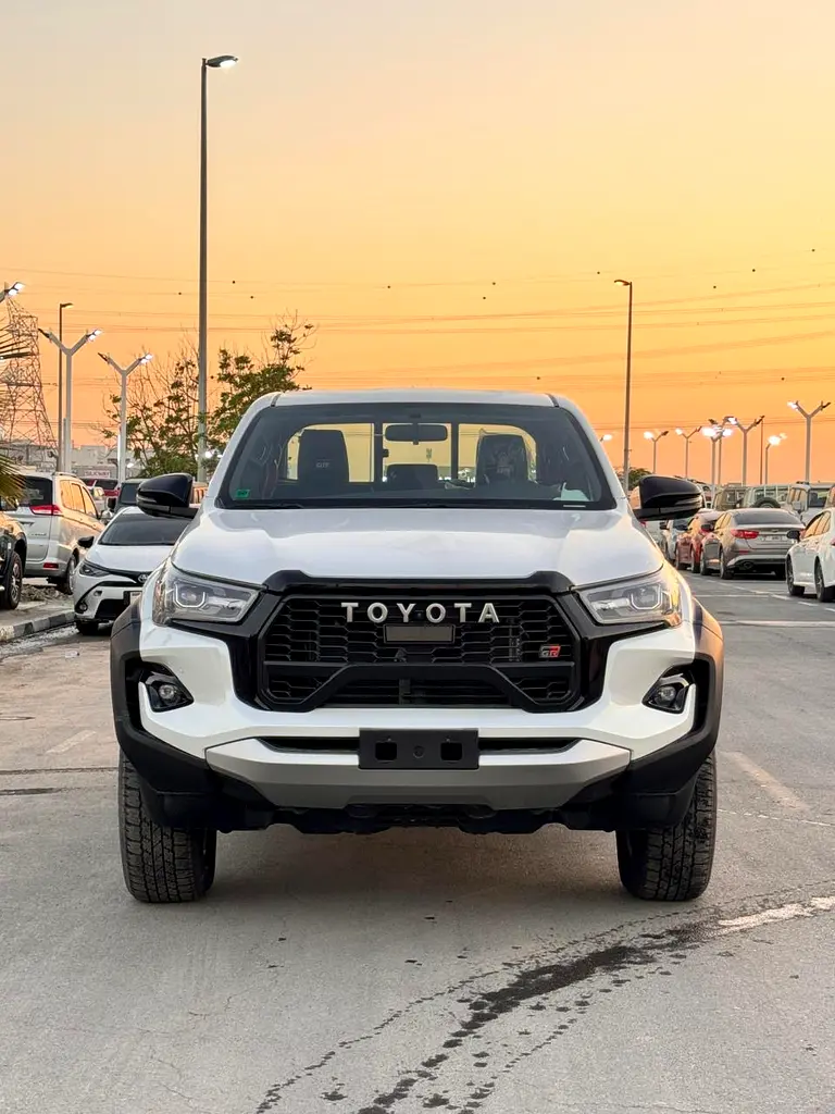Toyota Hilux 2024 — photo 1 of 17